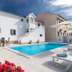 apartments-mira-krk-island.primorje-gorskikotar.com/